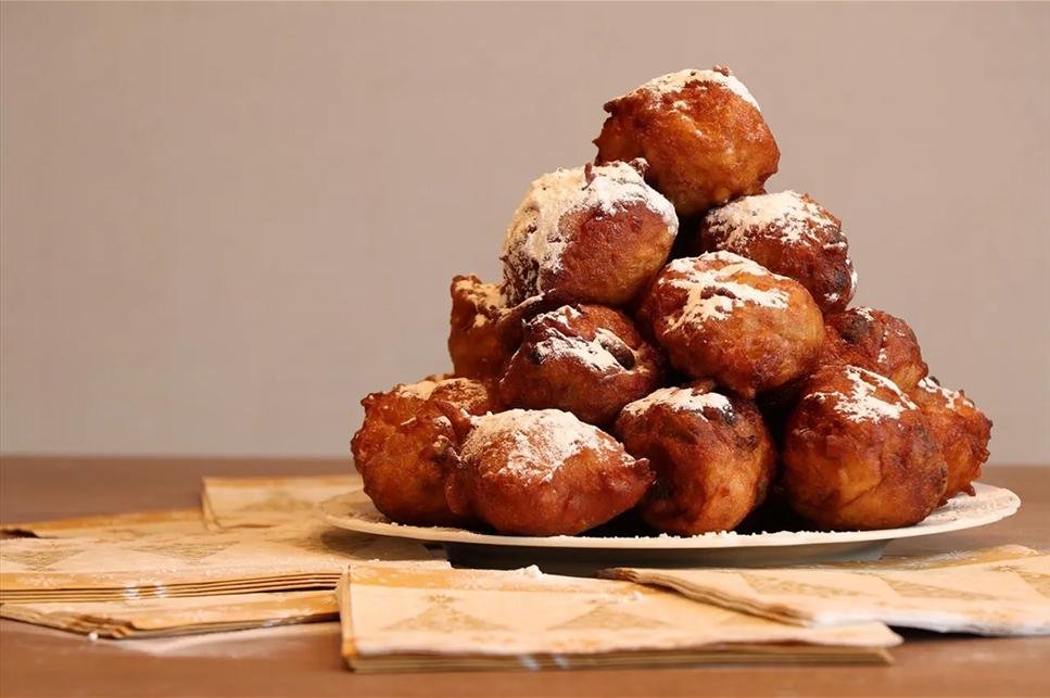 Schaal met oliebollen